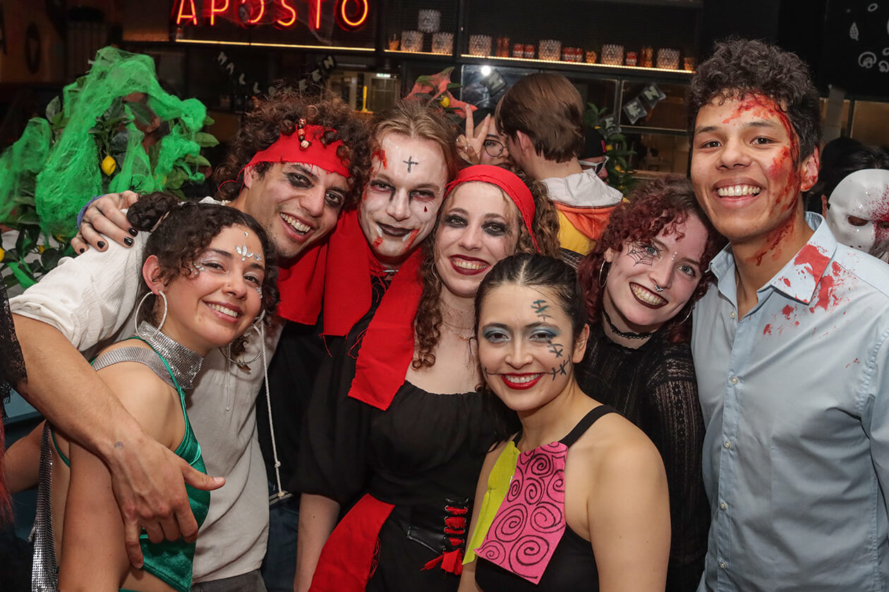 Halloween Aposto : Scruffy's : Shotz 2
