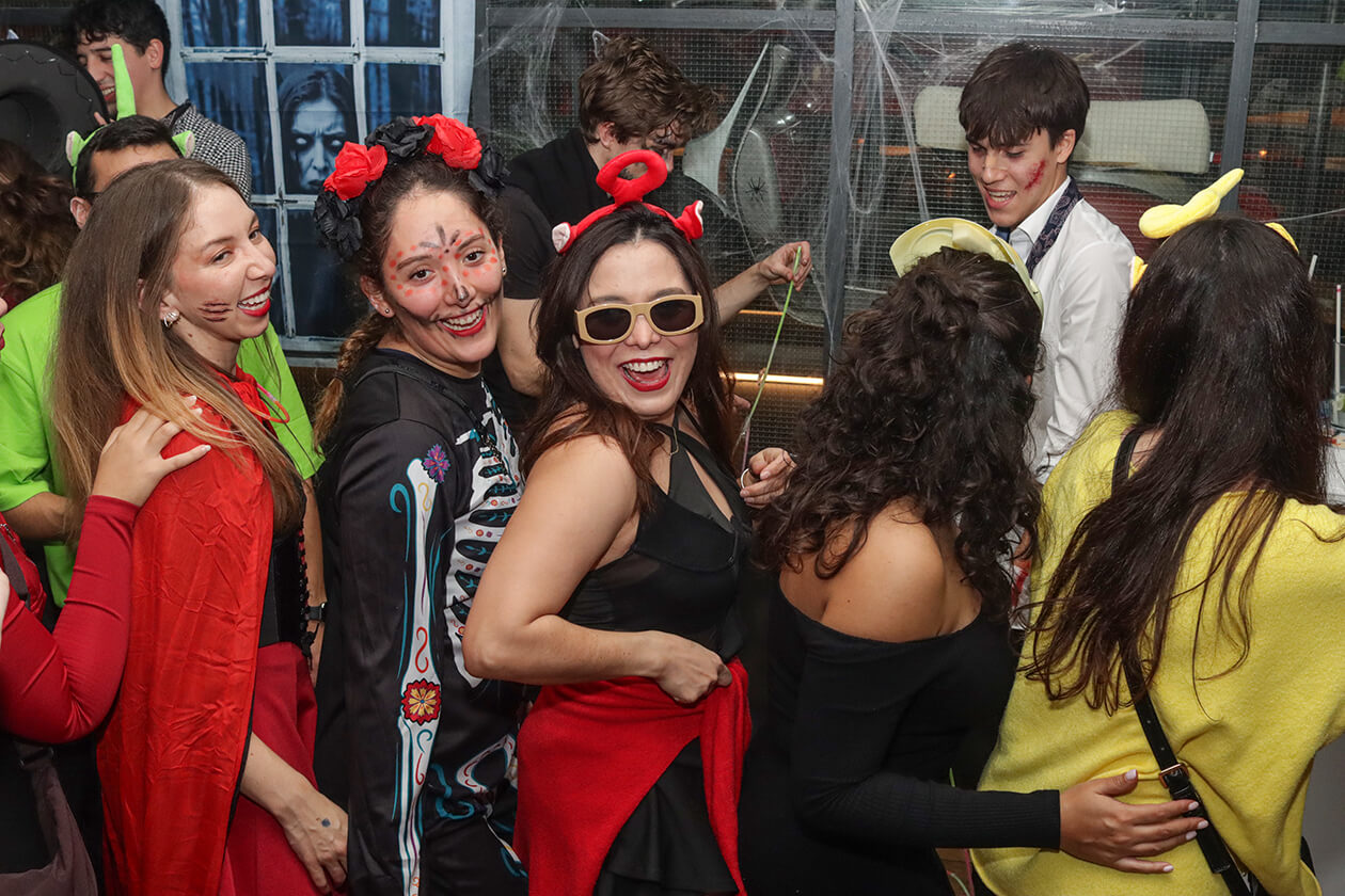 Halloween Aposto : Scruffy's : Shotz 23