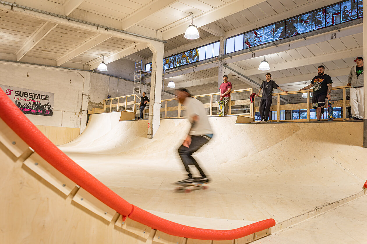 Skatehalle Rollbrett E.V. Karlsruhe Skater in der Halfpipe 1