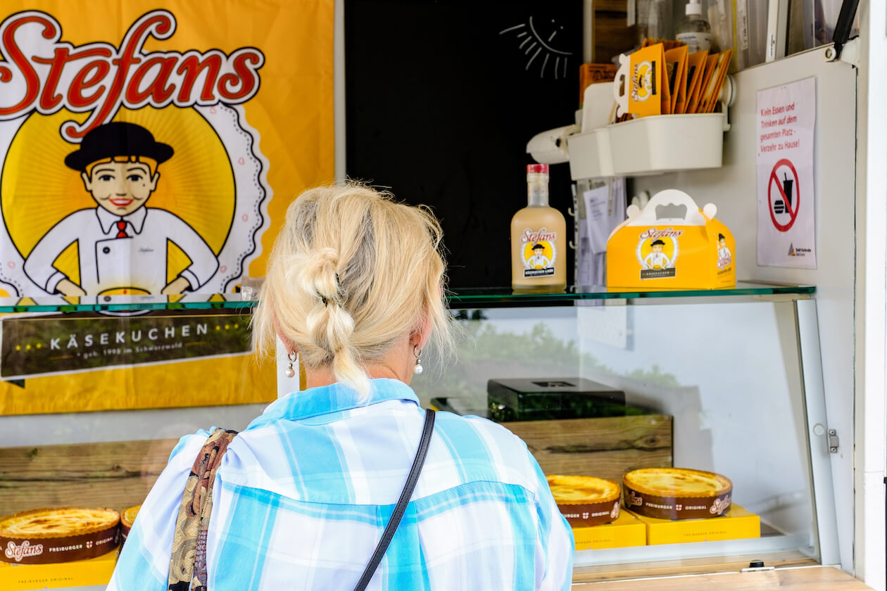 Kundin Stefans Käsekuchen Wochenmarkt Neureut
