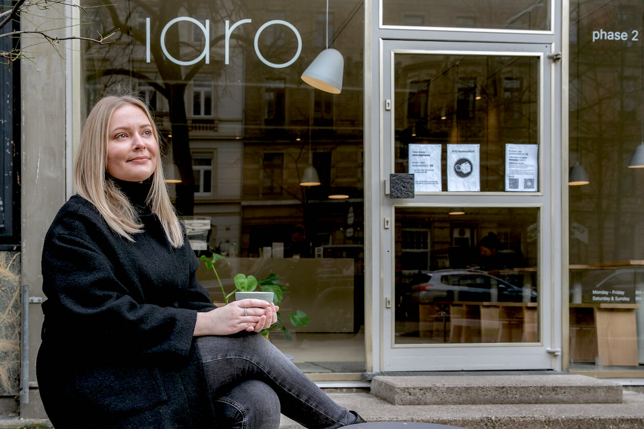 Linda Fabry vor dem Café Iaro
