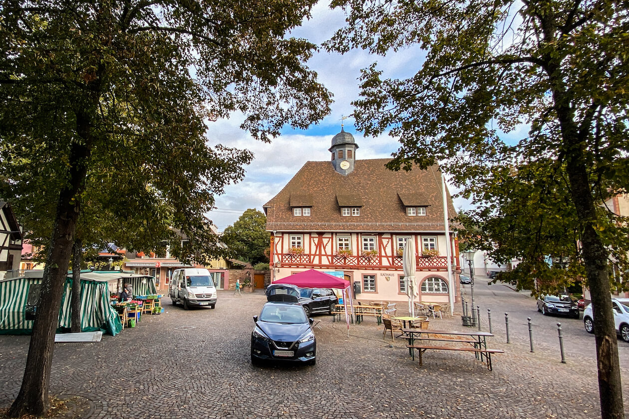 Rathausplatz Wochenmarkt Grötzingen