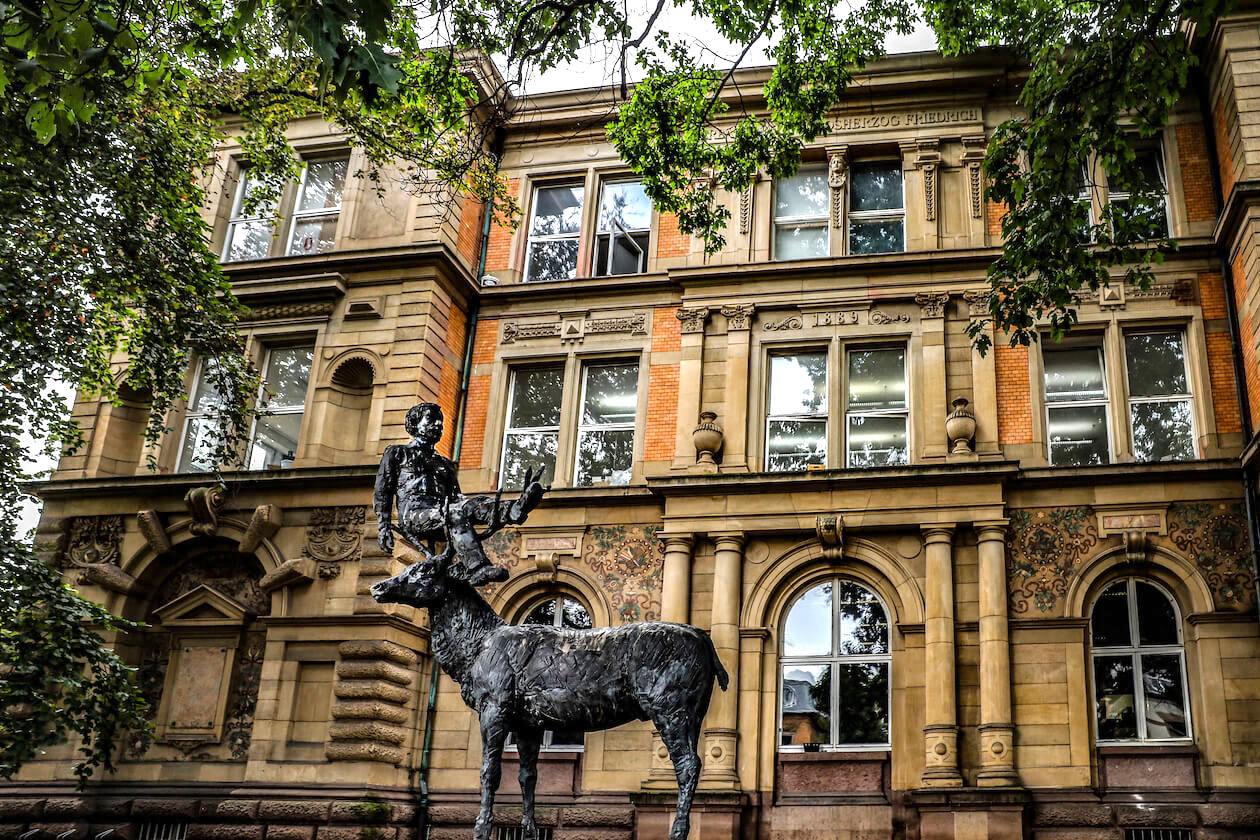 Skulptur Stephan Balkenhol Kunstakademie Weststadt Karlsruhe