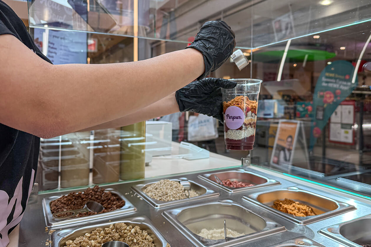 Purpur Açaí-Bowls im ECE-Center Karlsruhe Bowlzubereitung 2