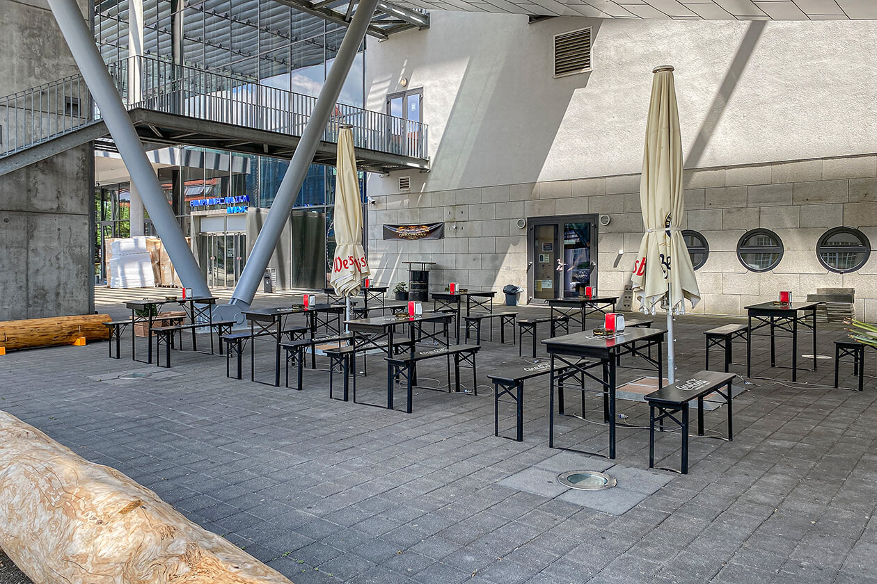 Grillpalast im ZKM Karlsruhe Sitzplätze außen