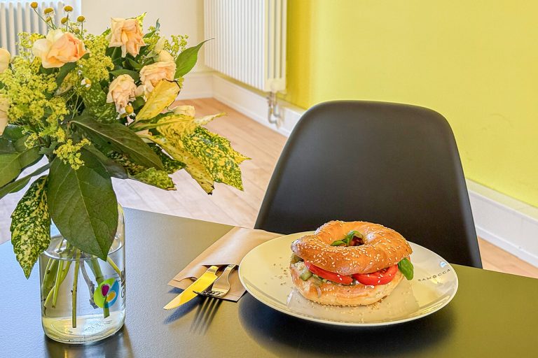Samocca Augustine Café Karlsruhe Donut mit Salat