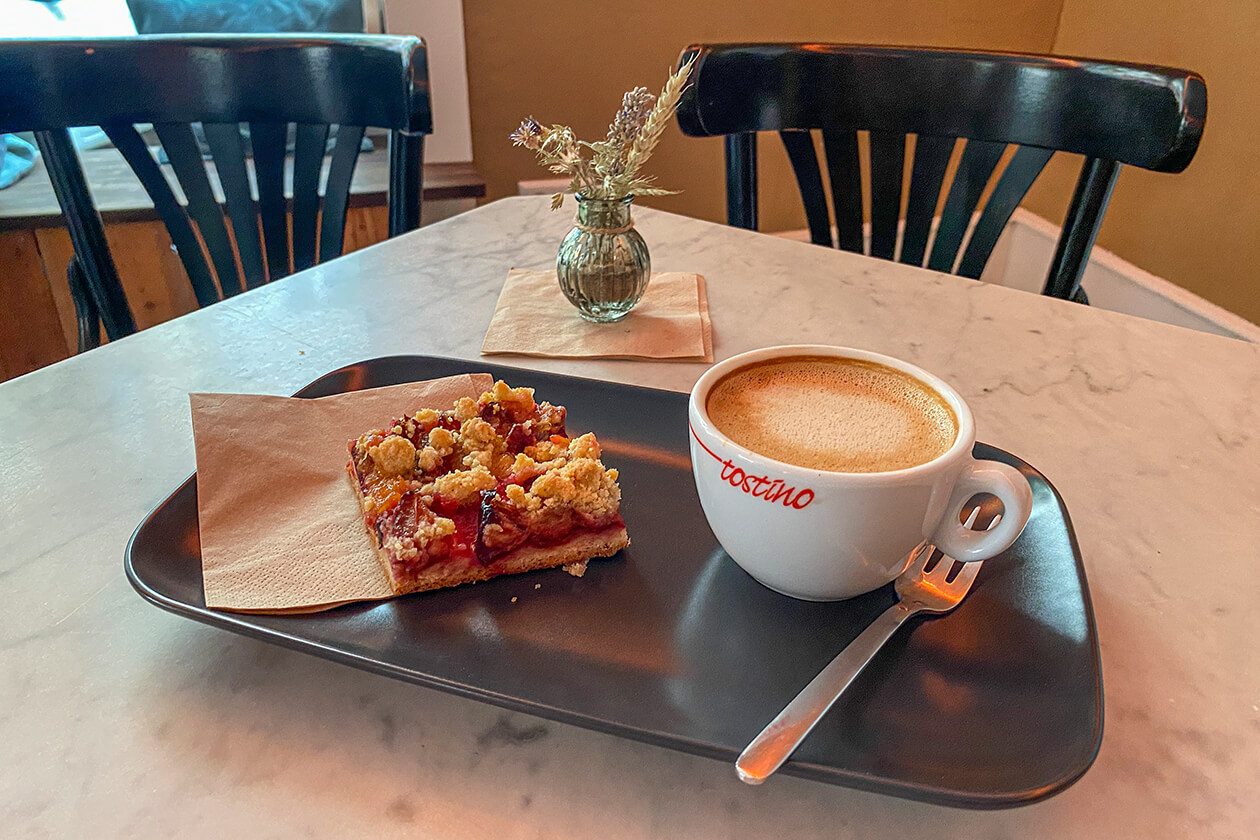 Pflaumenkuchen Cappuccino Copains Karlsruhe