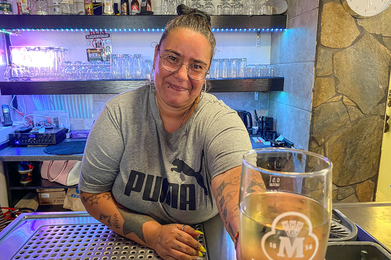 Bedienung Ramona Lind Bierhäusle und 76 Pizza Karlsruhe