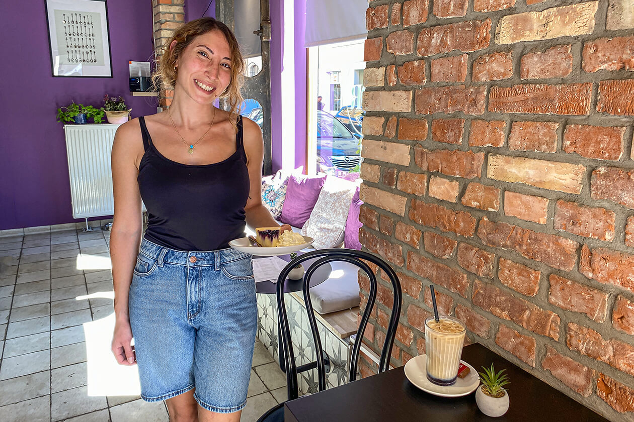 Merve Akdis mit Mor latte und Blaubeer Cheesecake Café Mor Karlsruhe