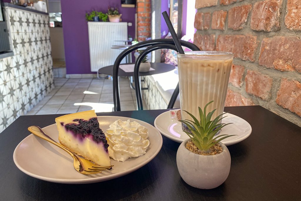 Mor latte und Blaubeer Cheesecake Café Mor Karlsruhe 2