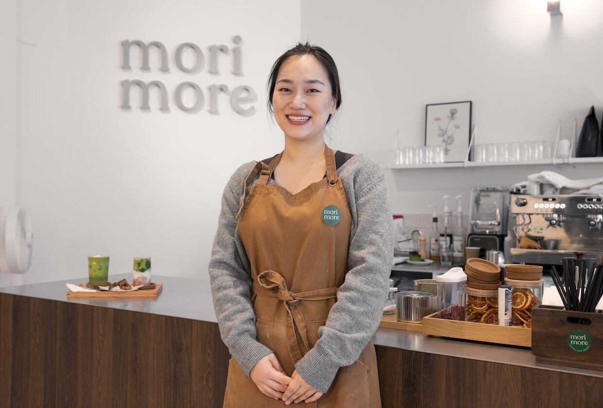 Inhaberin Die Hu in ihrem Matcha-Café Mori More in Karlsruhe