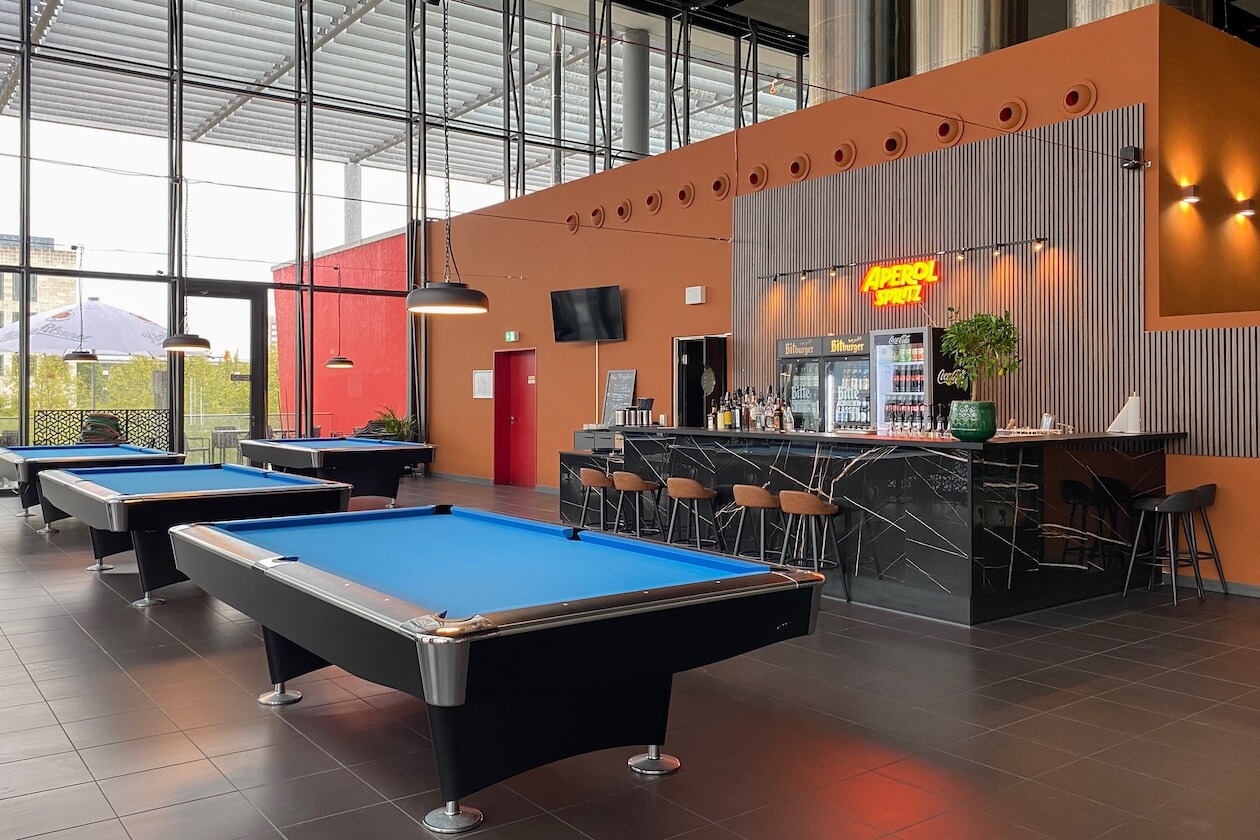 Billardtische und Bar der Laleas Sportsbar im Filmpalast am ZKM Karlsruhe