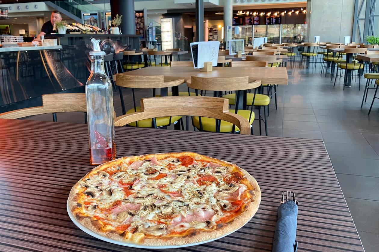 Steinofenpizza mit Schinken, Salami und Champignons im Laleas Eat & Drink Karlsruhe