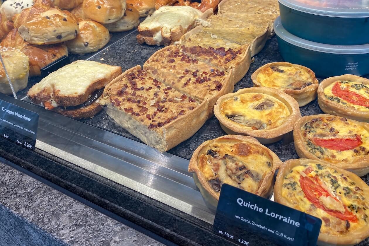 Theke mit Quiche Lorraine, kleinen Quiches, Croque Monsieur und Gebäck in der Confiserie Gordani Lasch in Karlsruhe