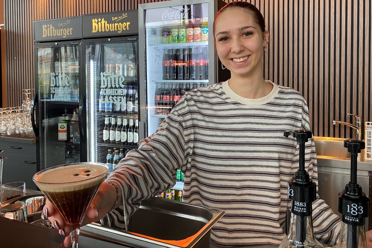 Billardtische und Bar der Laleas Sportsbar im Filmpalast am ZKM Karlsruhe