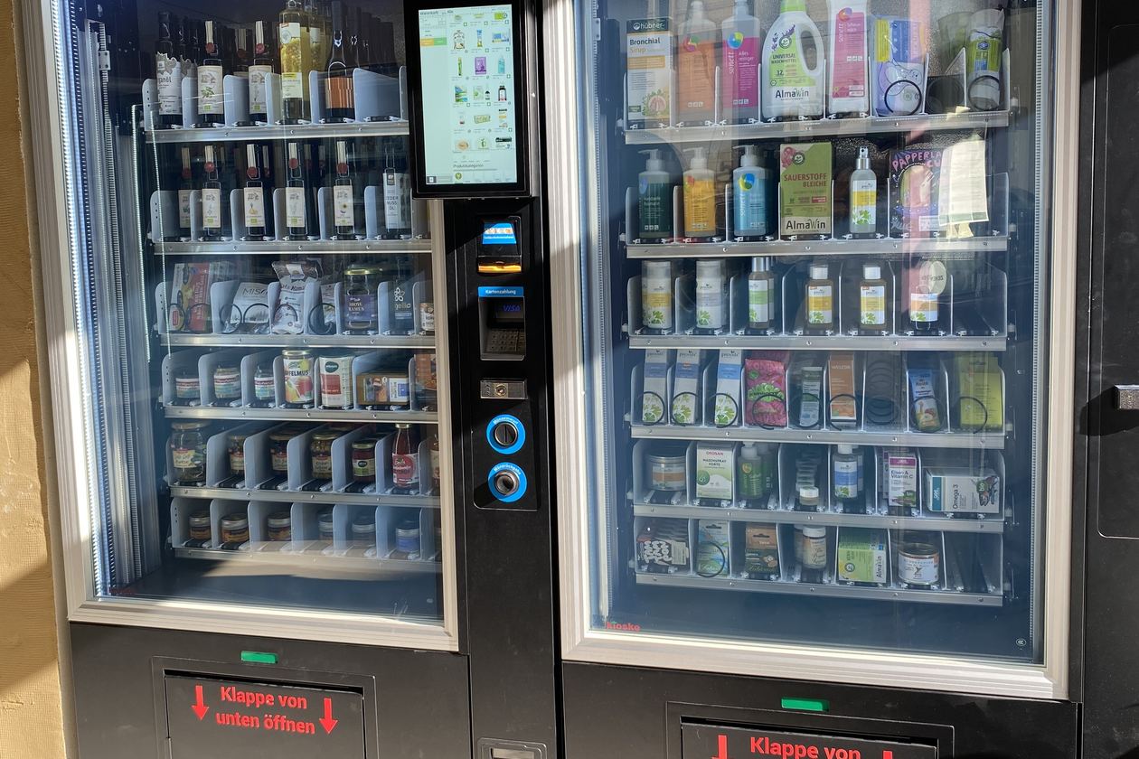 Automat mit alkoholfreien Weinen, Feinkost und Bio-Drogerieartikeln im Grabows Bio-Späti