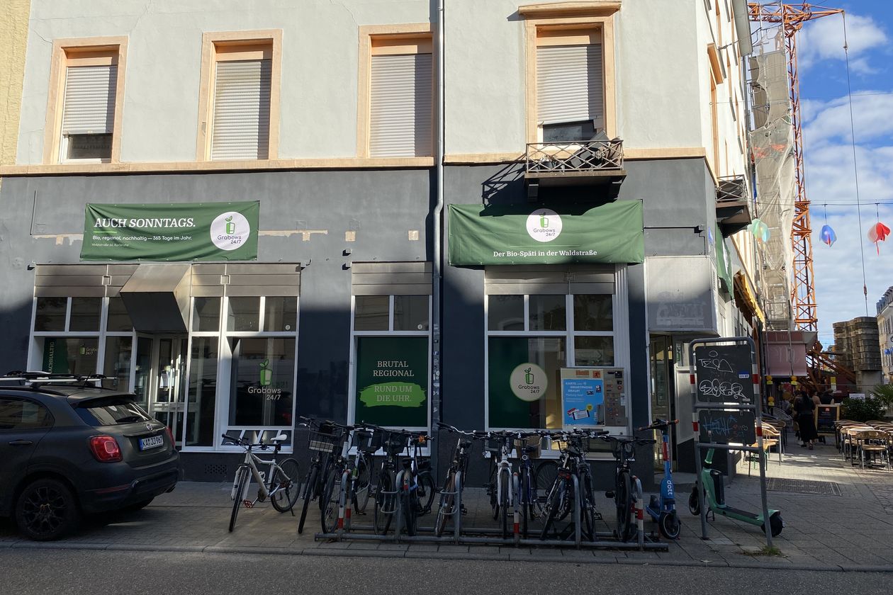 Außenansicht von Grabows 24/7 Bio-Späti an der Ecke Waldstraße und Sophienstraße in Karlsruhe
