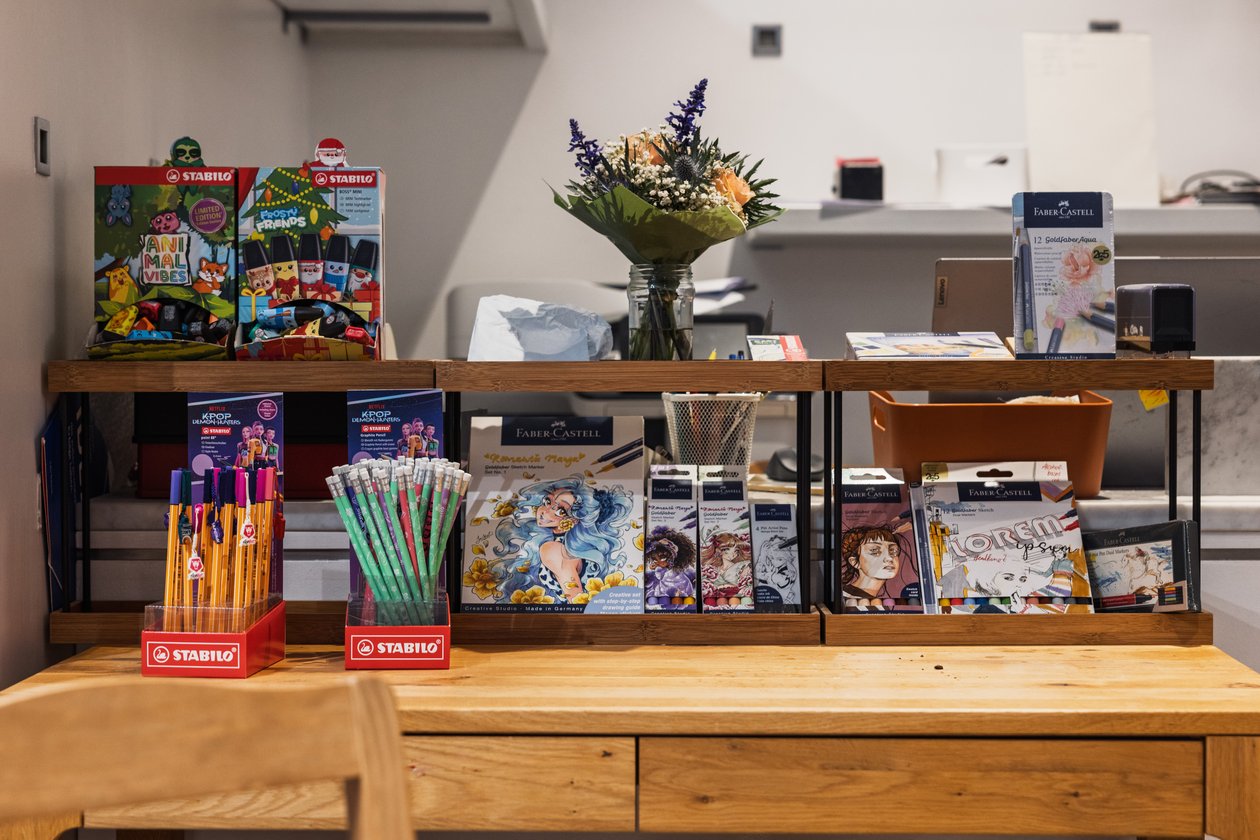 Regal mit Stiften und Markern von Stabilo und Faber-Castell in der Kreativoase Karlsruhe