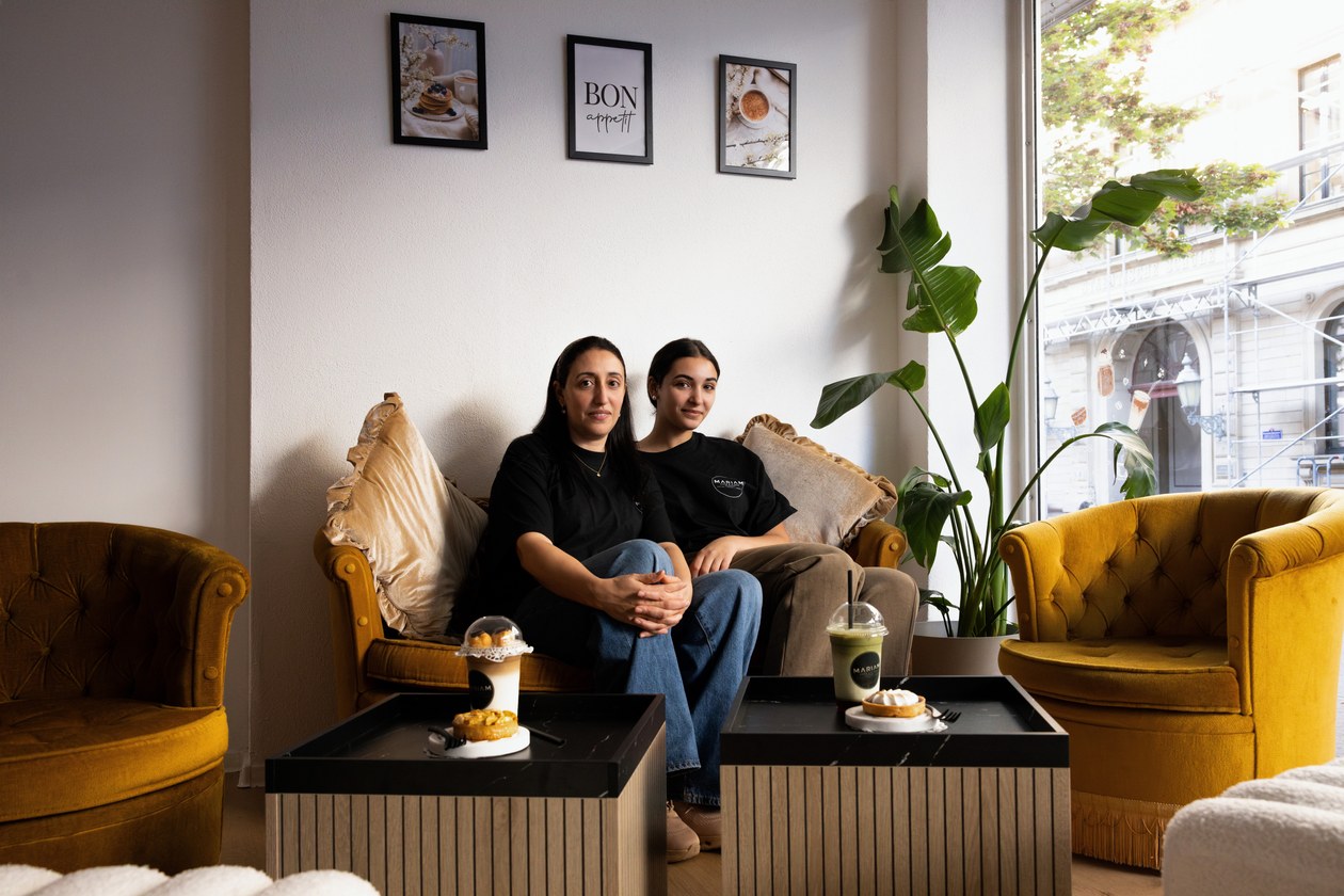 Inhaberin Mariam Mrassi und ihre Tochter Molka auf dem Samtsofa im Mariam Café Karlsruhe