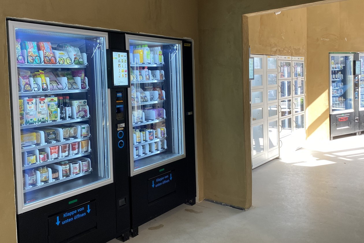 Automaten mit Biosnacks, Konserven und Getränken im Grabows Bio-Späti Karlsruhe